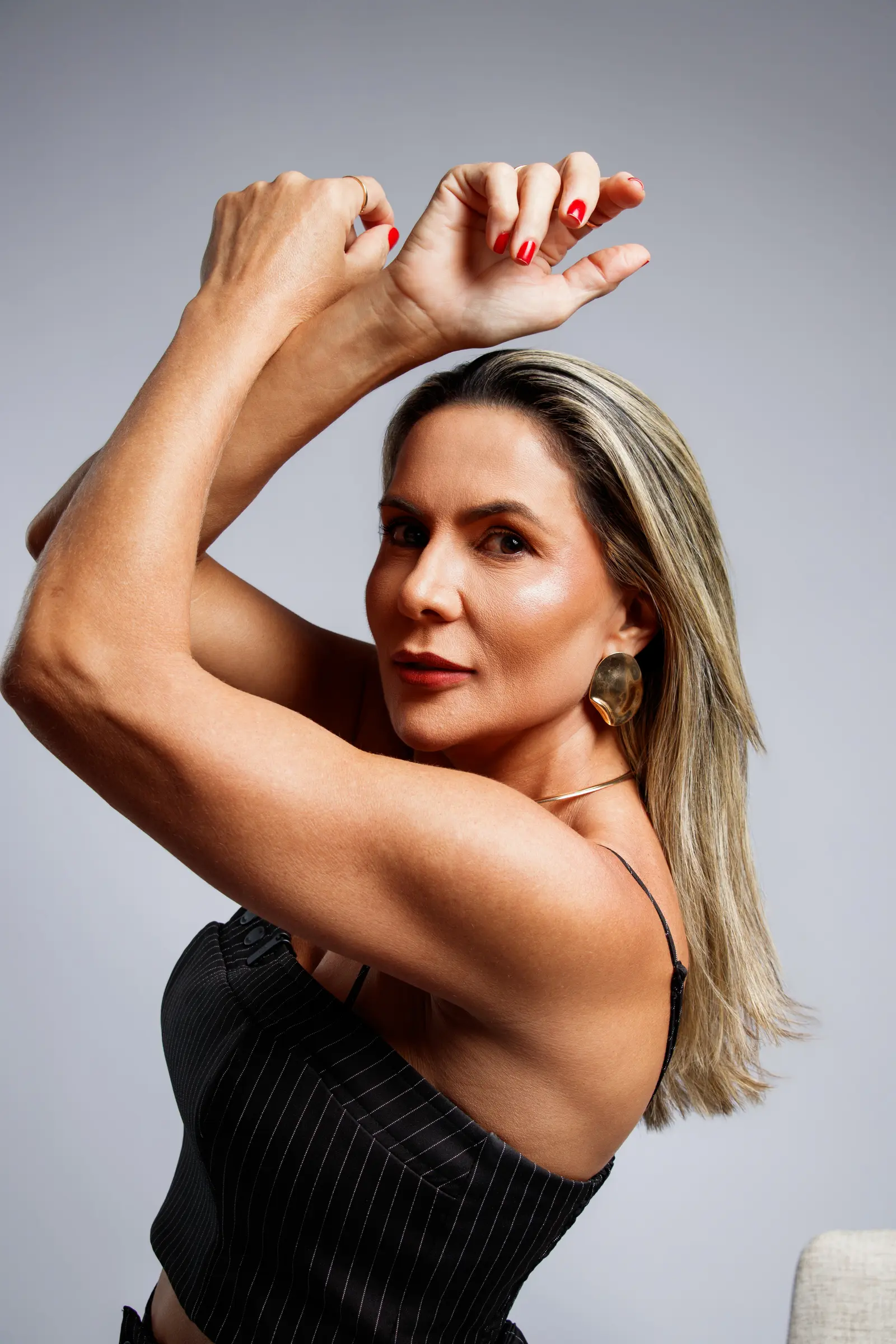 Retrato editorial de Vanice Guedes com composição de mãos e movimento