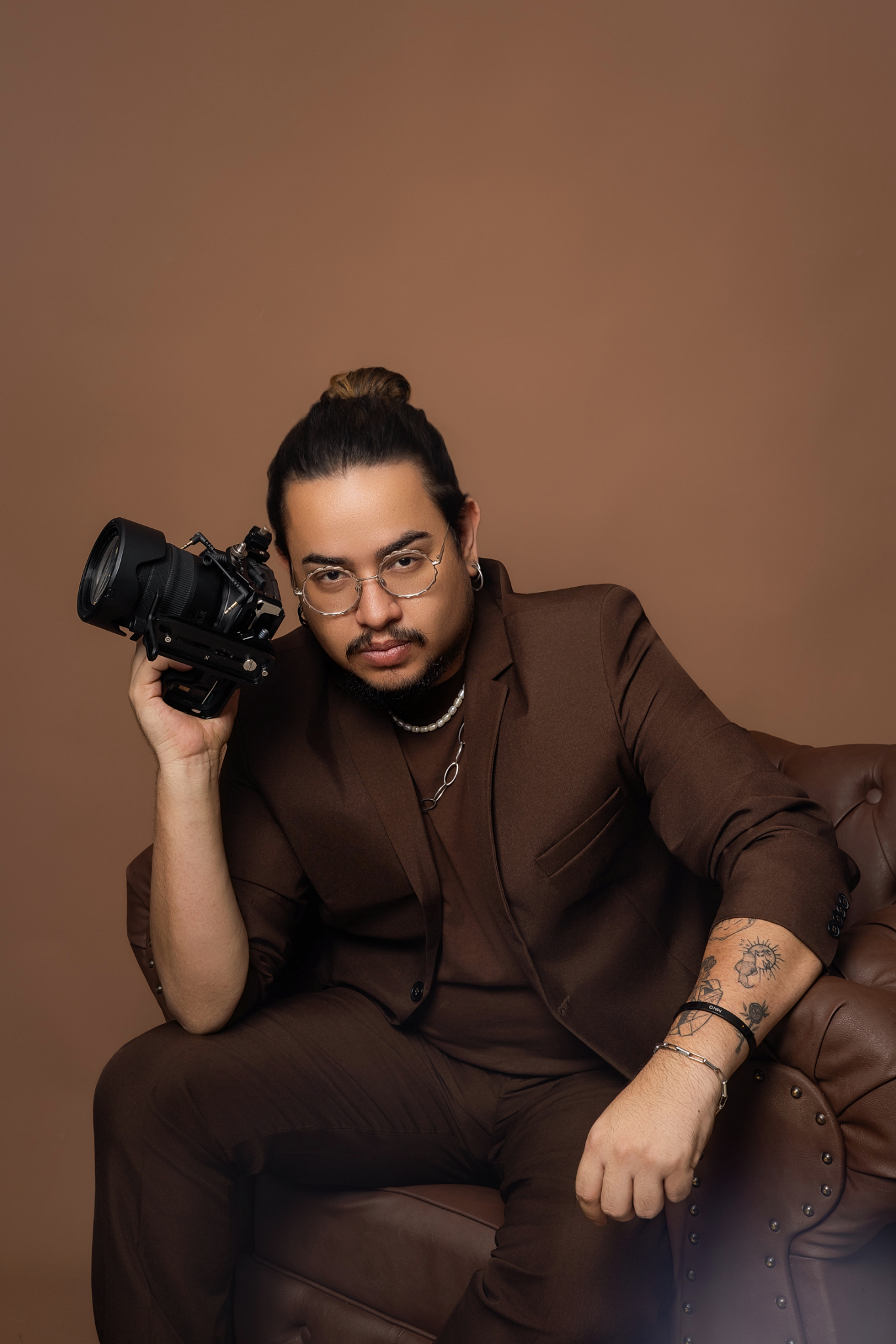 Jonathan Costa com sua câmera em retrato autoral